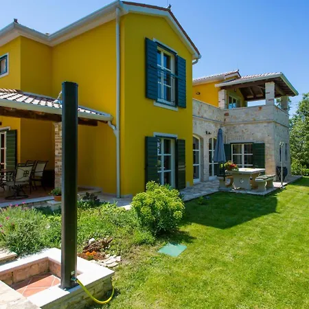 Beautiful Splendida With Pool In Porec Montizana