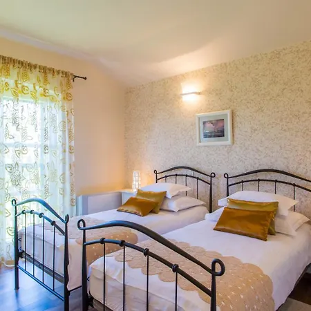 Villa Beautiful Splendida With Pool In Porec Montizana
